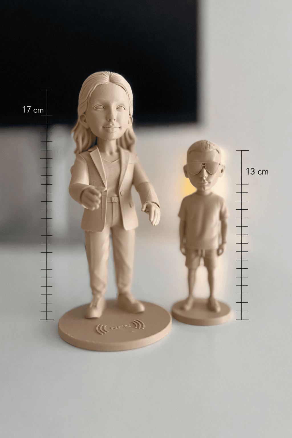 Figurka 3D w pracowni przy drukarce 3D - proces produkcji
