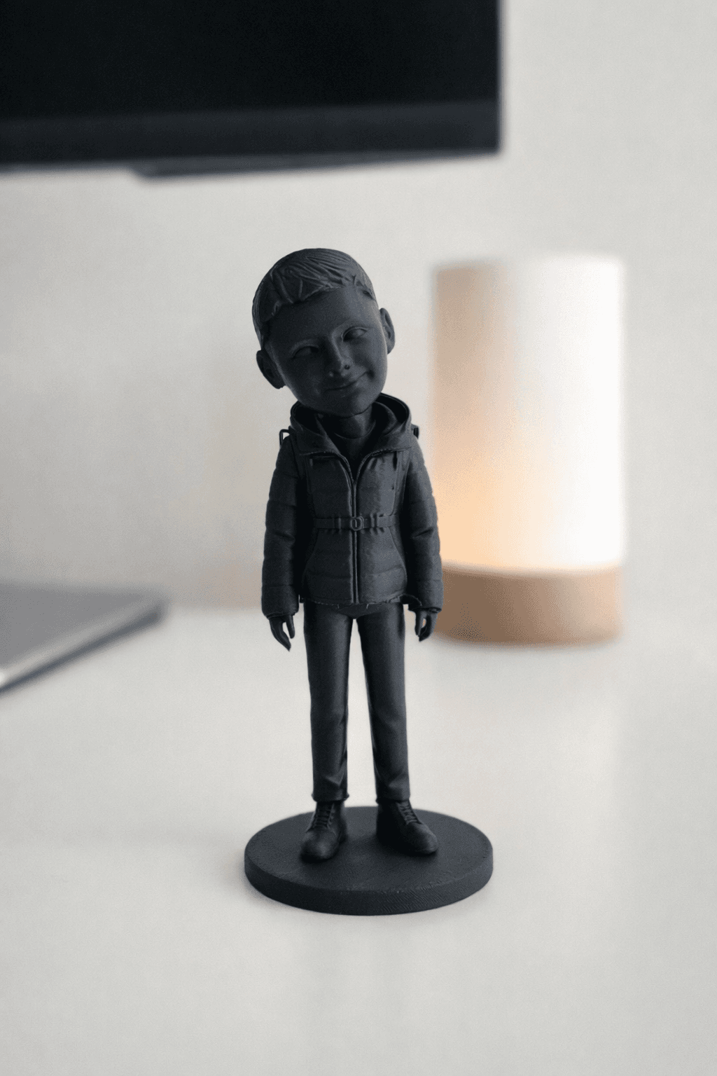 Para kolorowych figurek 3D - kobieta i mężczyzna w ciepłych tonach