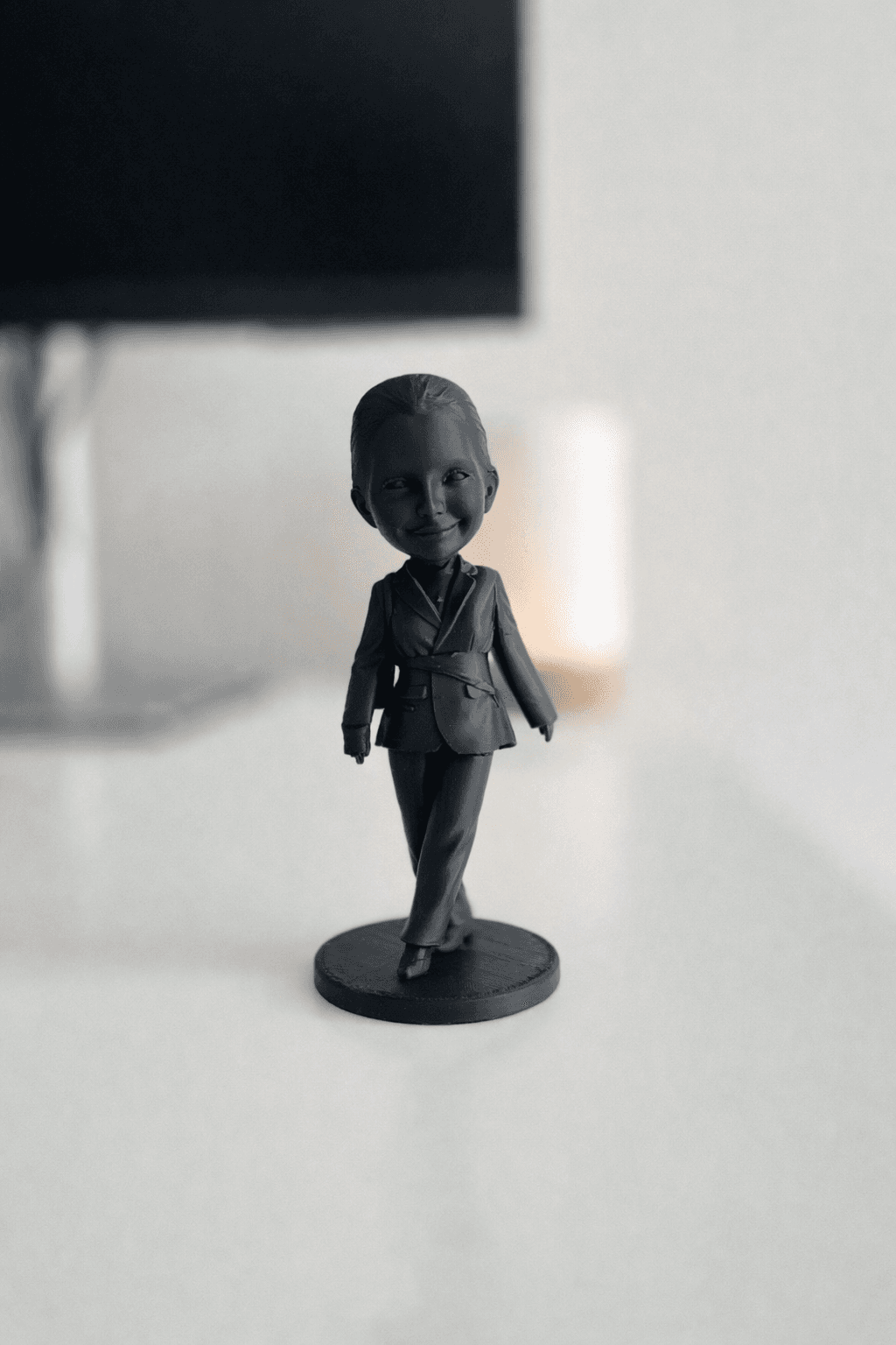 Elegancka figurka 3D kobiety w garniturze - profesjonalna stylizacja biznesowa