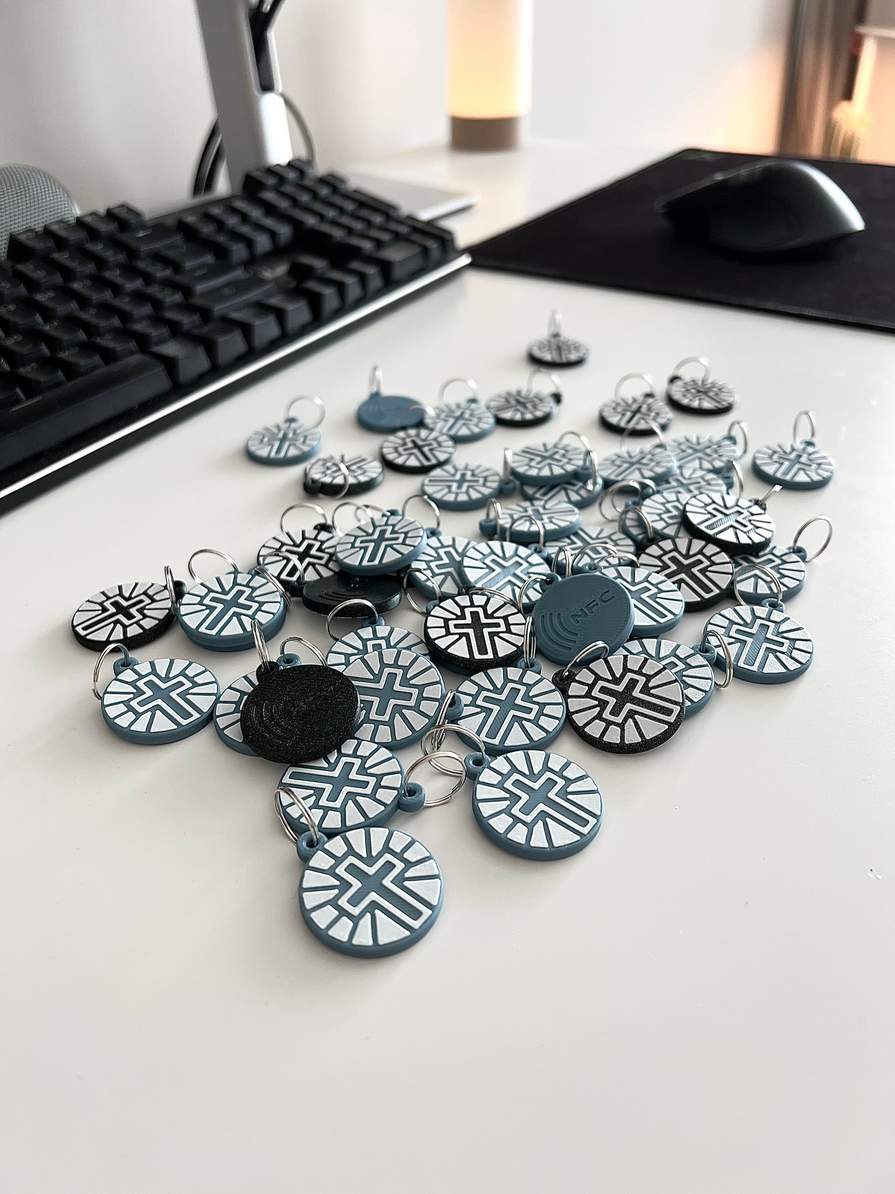 Breloki NFC na zamówienie — Zatwierdzony projekt przed produkcją